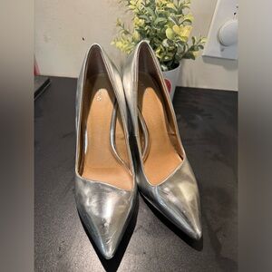 3/25 🔵Apt 9 Silver heels size 7.5